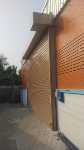 ติดตั้งประตูม้วนระบบไฟฟ้ารีโมทคอนโทรลพร้อมเซ็นเซอร์กันหนีบ