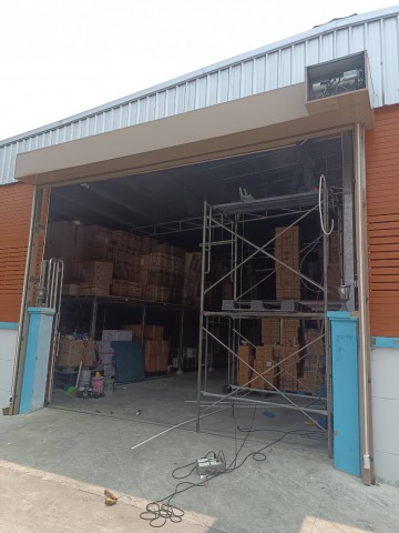 ติดตั้งประตูม้วนระบบไฟฟ้ารีโมทคอนโทรลพร้อมเซ็นเซอร์กันหนีบ