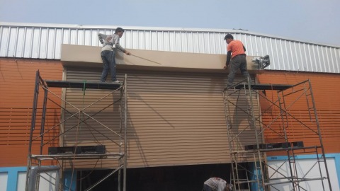 ติดตั้งประตูม้วนระบบไฟฟ้ารีโมทคอนโทรลพร้อมเซ็นเซอร์กันหนีบ