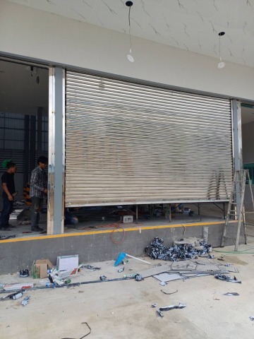 ติดตั้งประตูม้วนระบบไฟฟ้ารีโมทคอนโทรลแบบสแตนเลสทั้งชุด