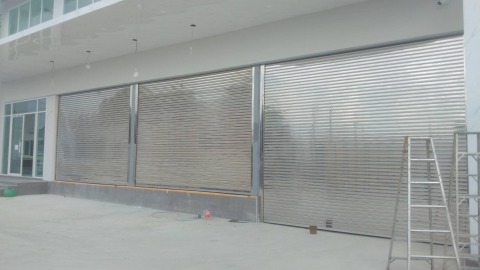 ติดตั้งประตูม้วนระบบไฟฟ้ารีโมทคอนโทรลแบบสแตนเลสทั้งชุด