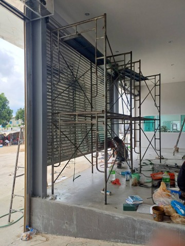 ติดตั้งประตูม้วนระบบไฟฟ้ารีโมทคอนโทรลแบบสแตนเลสทั้งชุด 