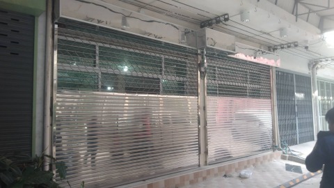 ติดตั้งประตูม้วนระบบไฟฟ้ารีโมทคอนโทรลแบบสแตนเลส