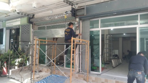 ติดตั้งประตูม้วนระบบไฟฟ้ารีโมทคอนโทรลแบบสแตนเลส