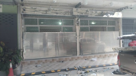 ติดตั้งประตูม้วนระบบไฟฟ้ารีโมทคอนโทรลแบบสแตนเลส